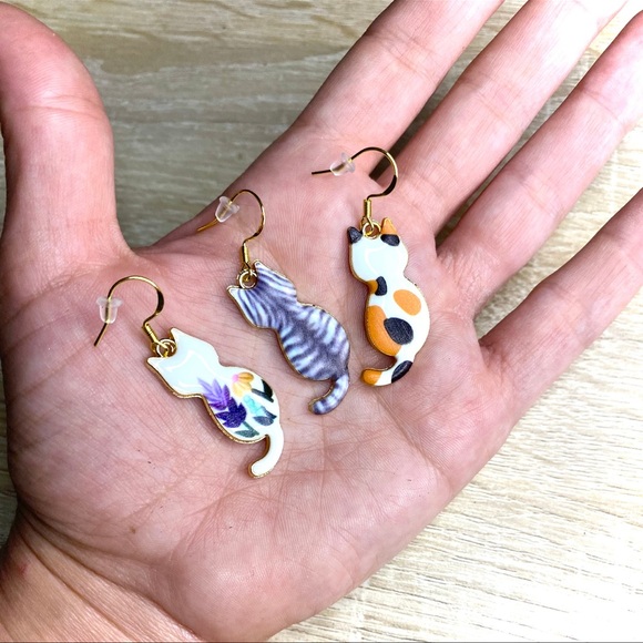 NEW| Women’s Cute Enamel Cat Design Dangle Earrings - Picture 2 of 4